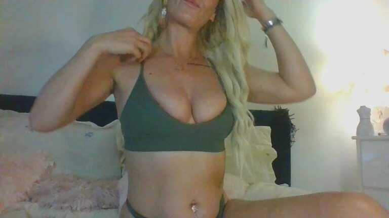 NaughtyLeahUK's Streamate show and profile