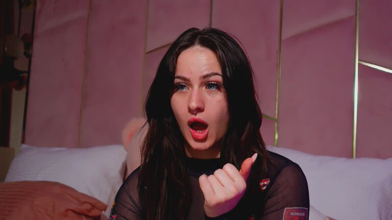 LucyLexton's Streamate show and profile